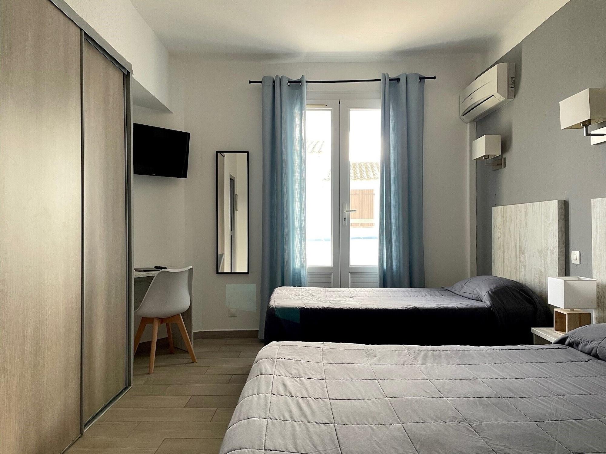 Hotel Les Palmiers En Camargue