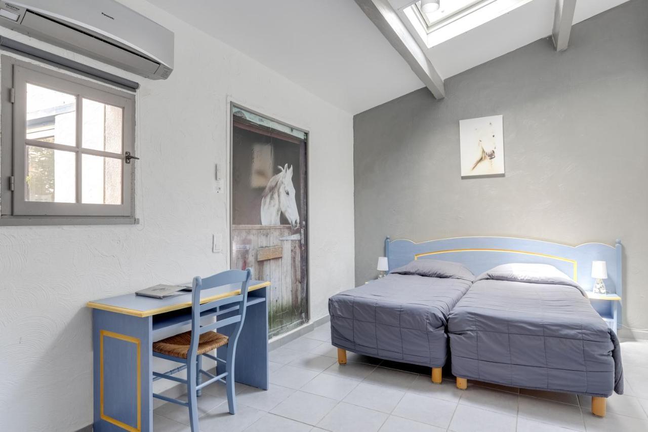 Hotel Les Palmiers En Camargue