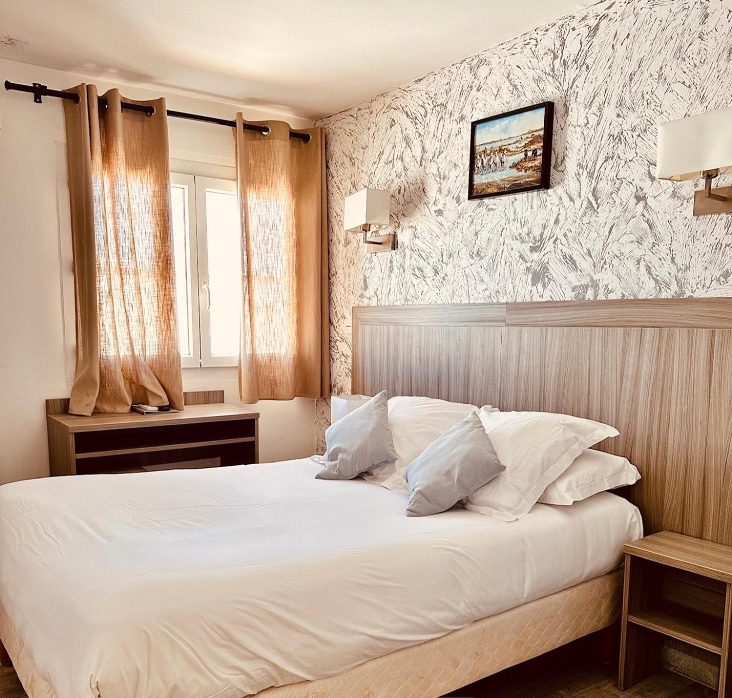 Hotel Les Palmiers En Camargue